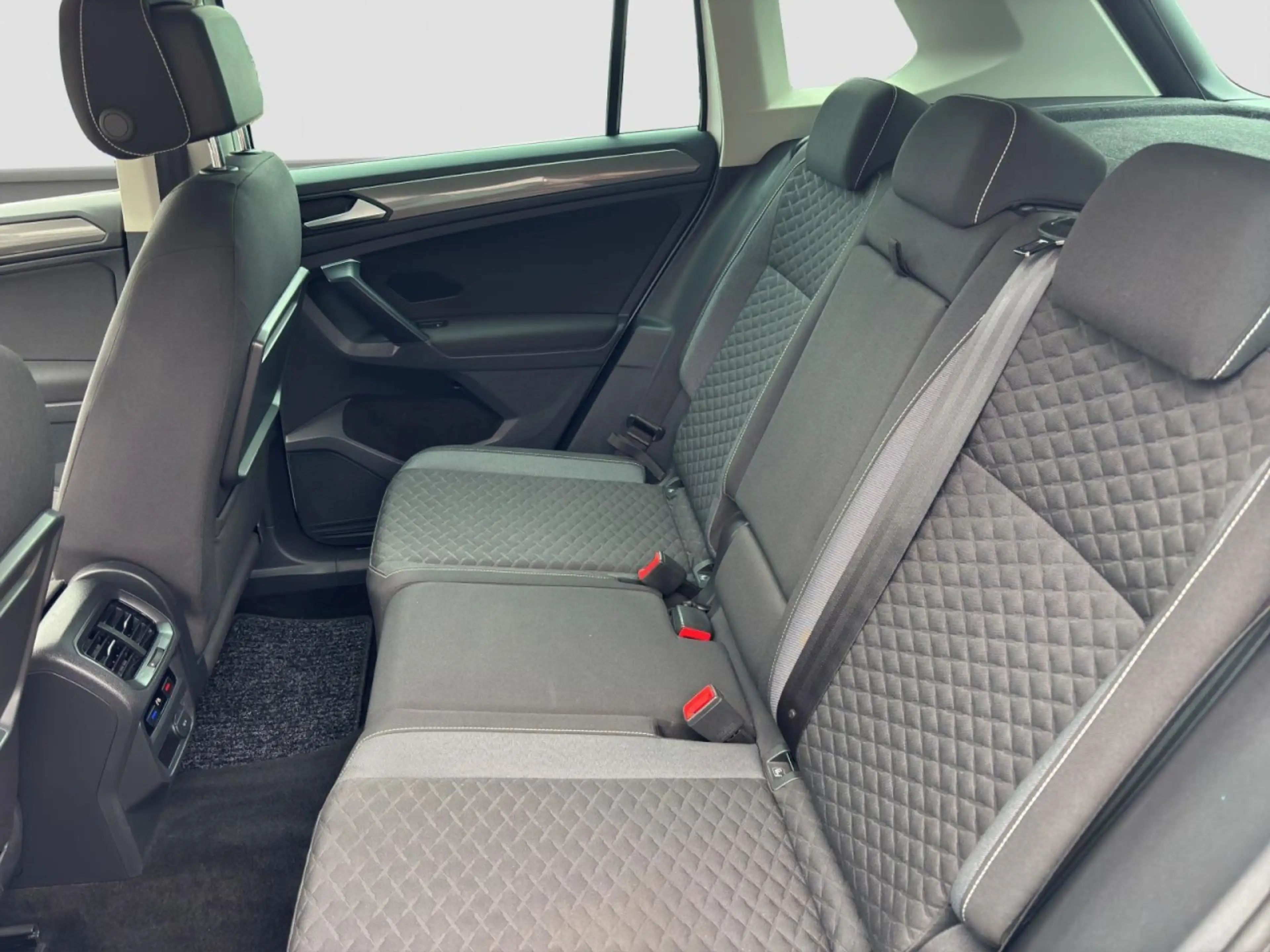 Volkswagen Tiguan 2.0 TDI NAVI PDC AHK TEMPOMAT Klima Navi — photo 10