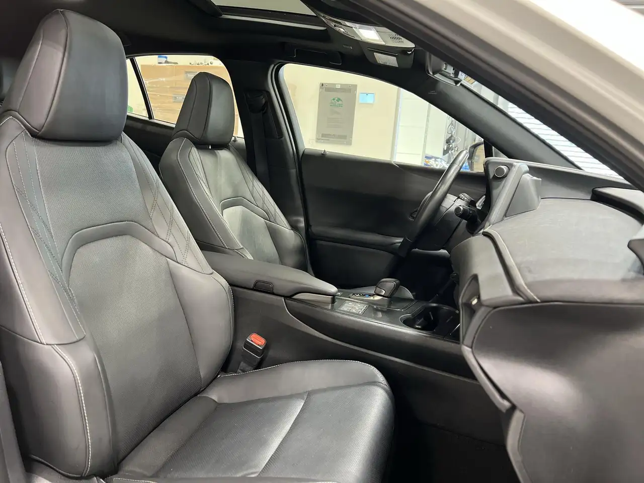 Lexus UX снимка Lexus UX