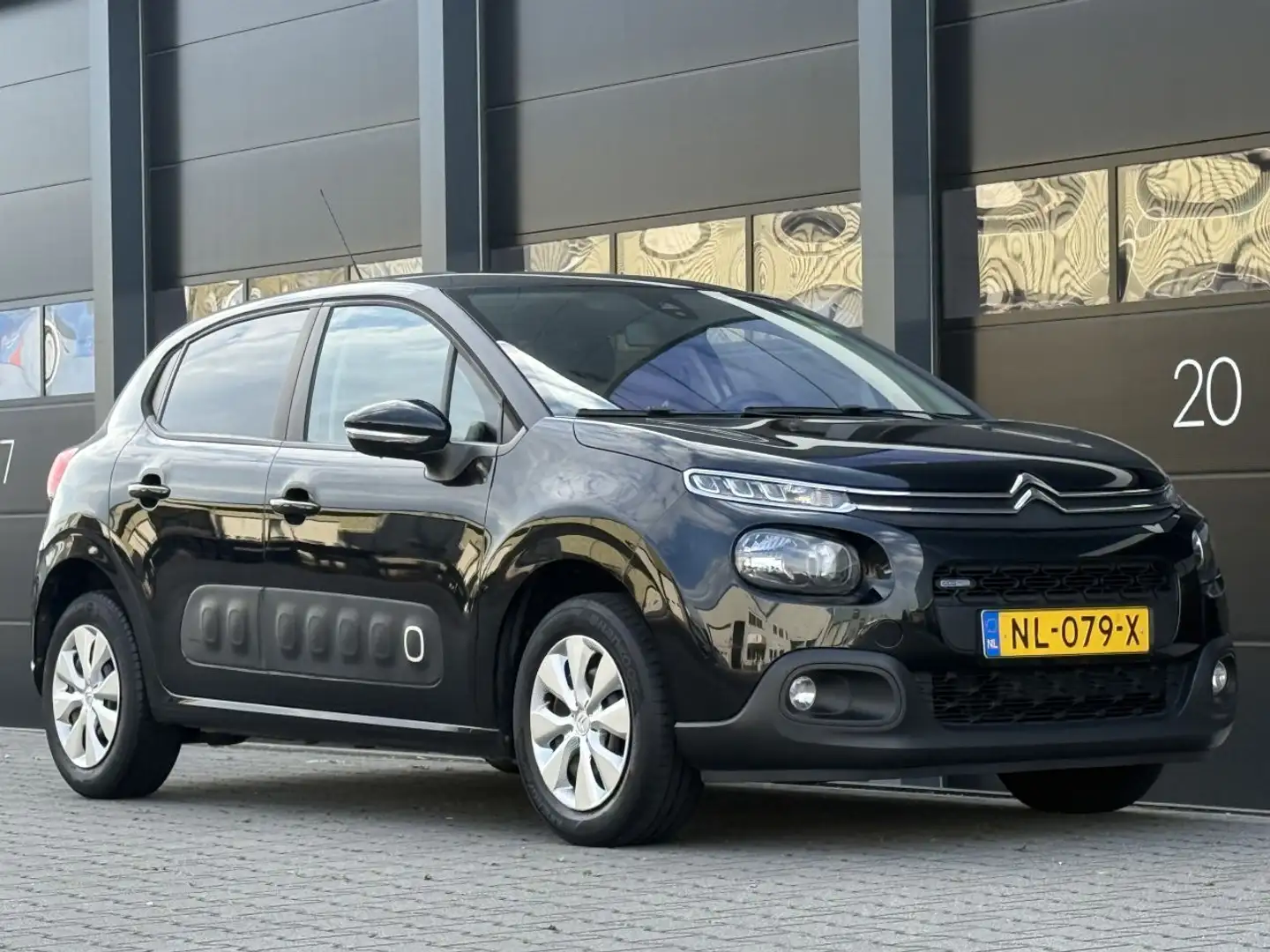 Citroen C3 1.2 PureTech Feel Navi Clima Zwart - 2