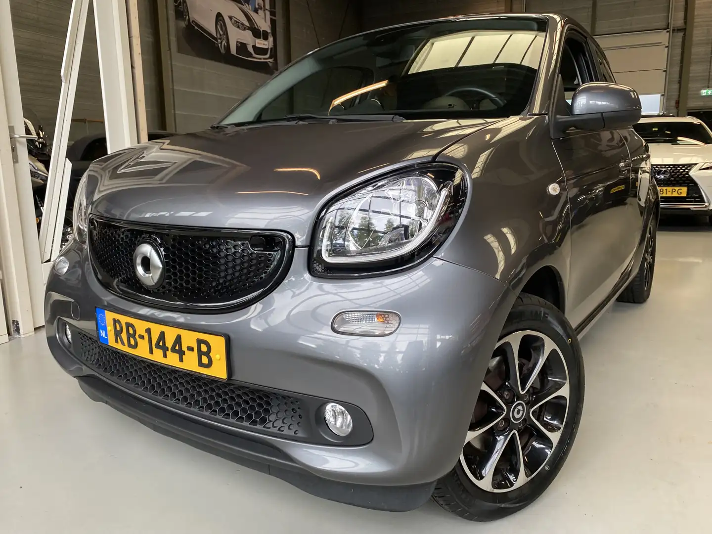 smart forFour 1.0 Turbo Passion Airco, Cruise, Clima Grijs - 1