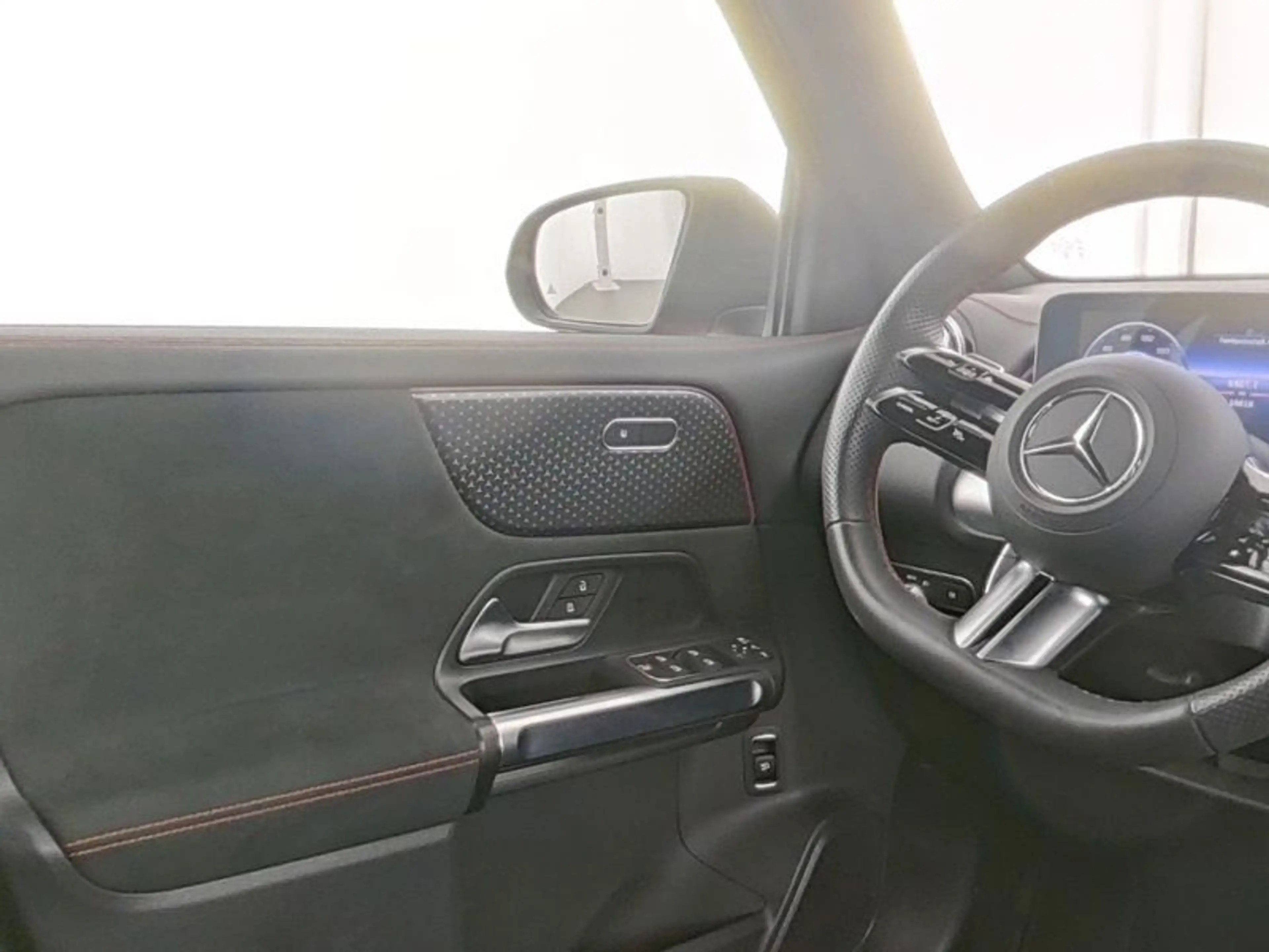 Mercedes-Benz EQB 300 4M AMG+NIGHT+AHK+FAHRASSI+360+DISTR+WI-P — photo 9