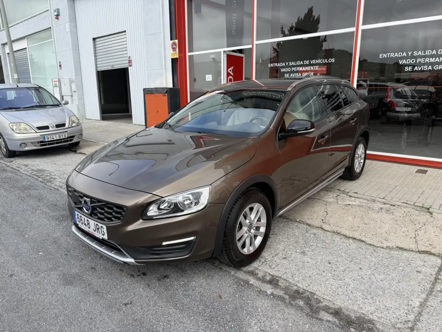 Volvo V60 Cross Country D3 Momentum Violett - 2