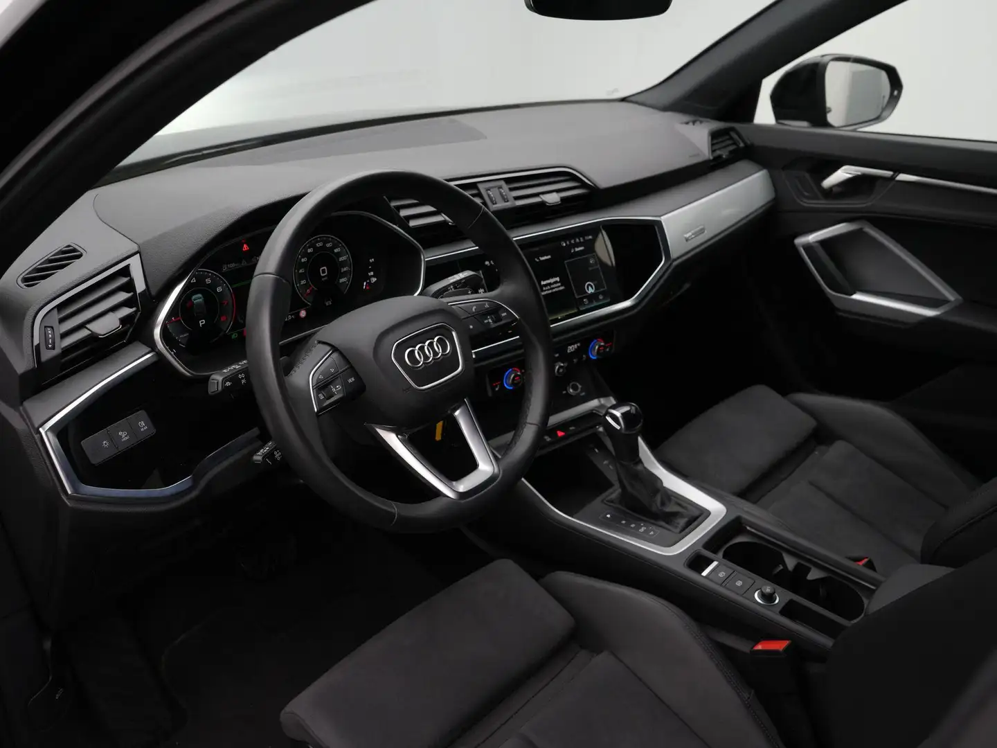 Audi Q3 35 TFSI 150 pk S-tronic Advanced edition / S-Line Zwart - 2