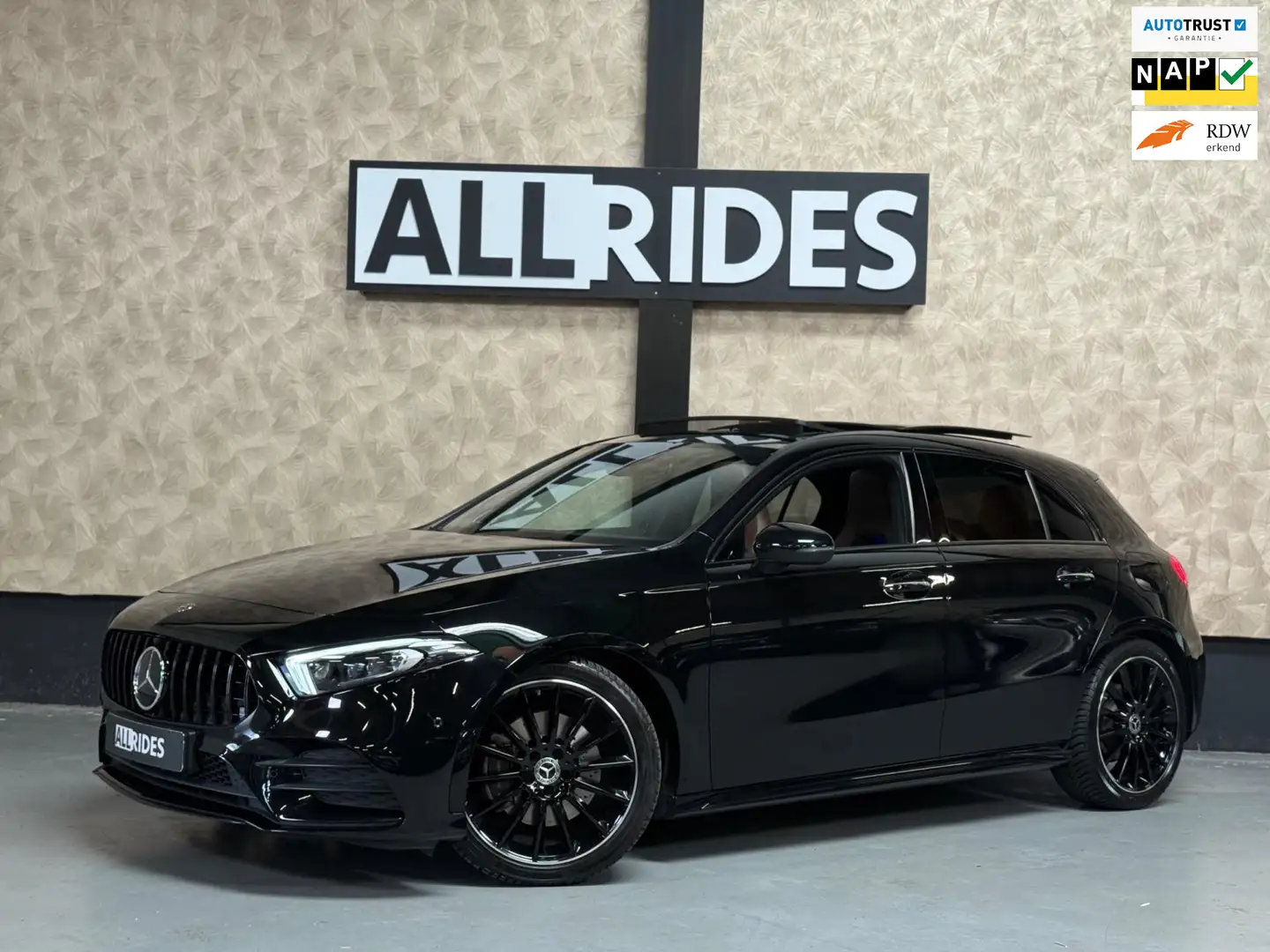 Mercedes-Benz A 220 Launch Edition Premium Plus AMG Night | pano | Lee Zwart - 1