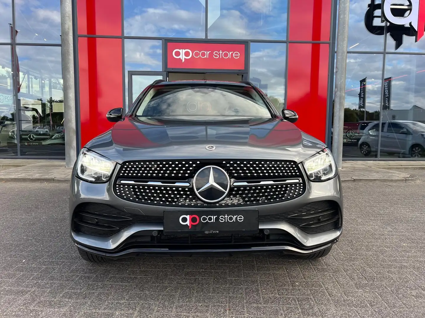 Mercedes-Benz GLC 300 300e 4MATIC Business Solution AMG Grijs - 2