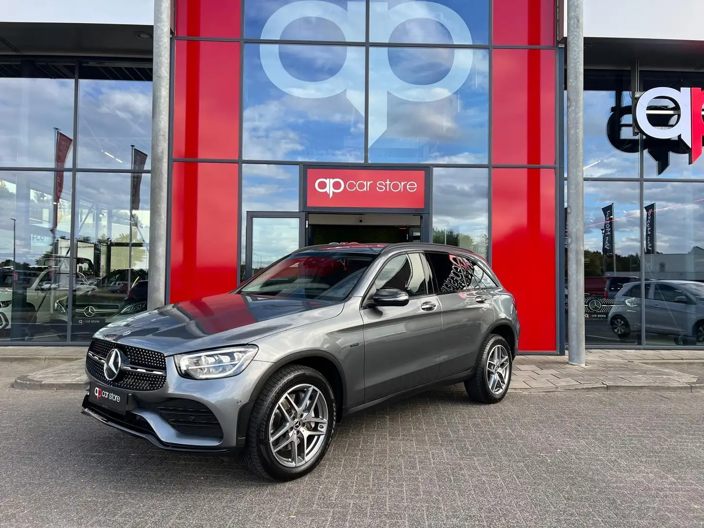 Mercedes-Benz GLC 300 300e 4MATIC Business Solution AMG Grijs - 1