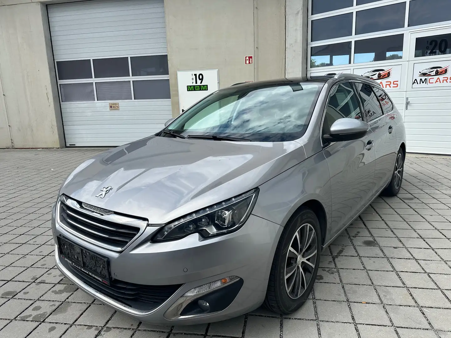 Peugeot 308 SW 1,2 PureTech Allure S Grau - 2