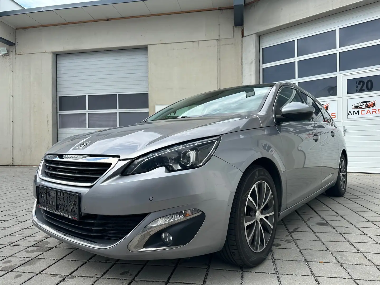 Peugeot 308 SW 1,2 PureTech Allure S Grau - 1