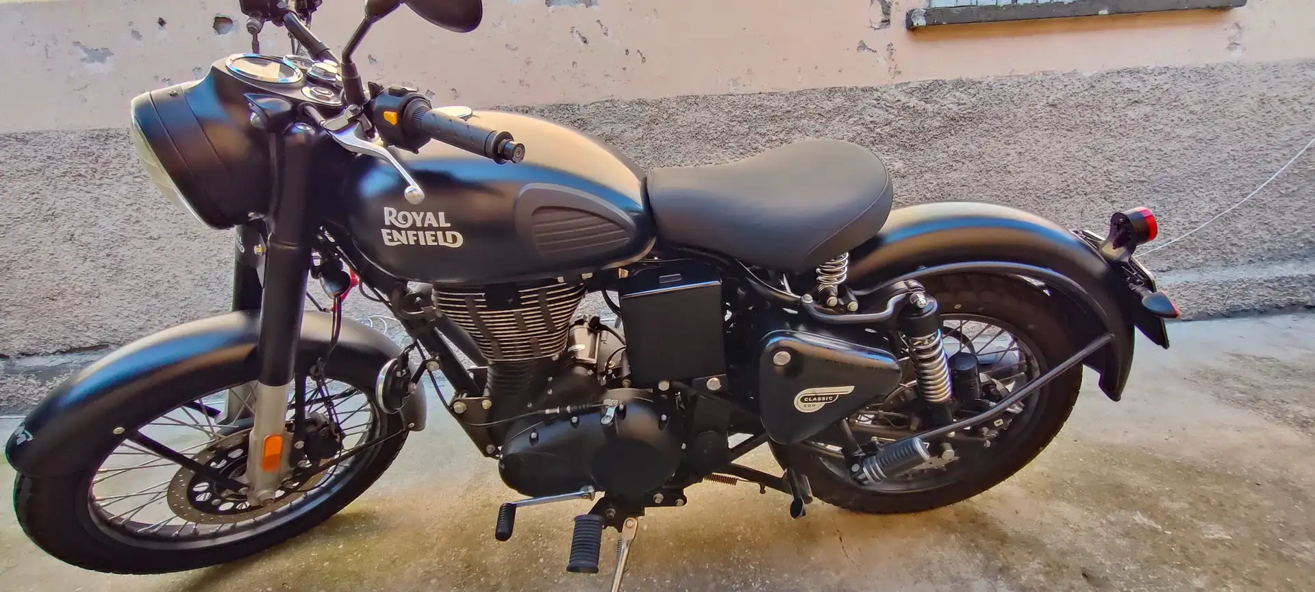 Royal Enfield Classic 500 black Negro - 1