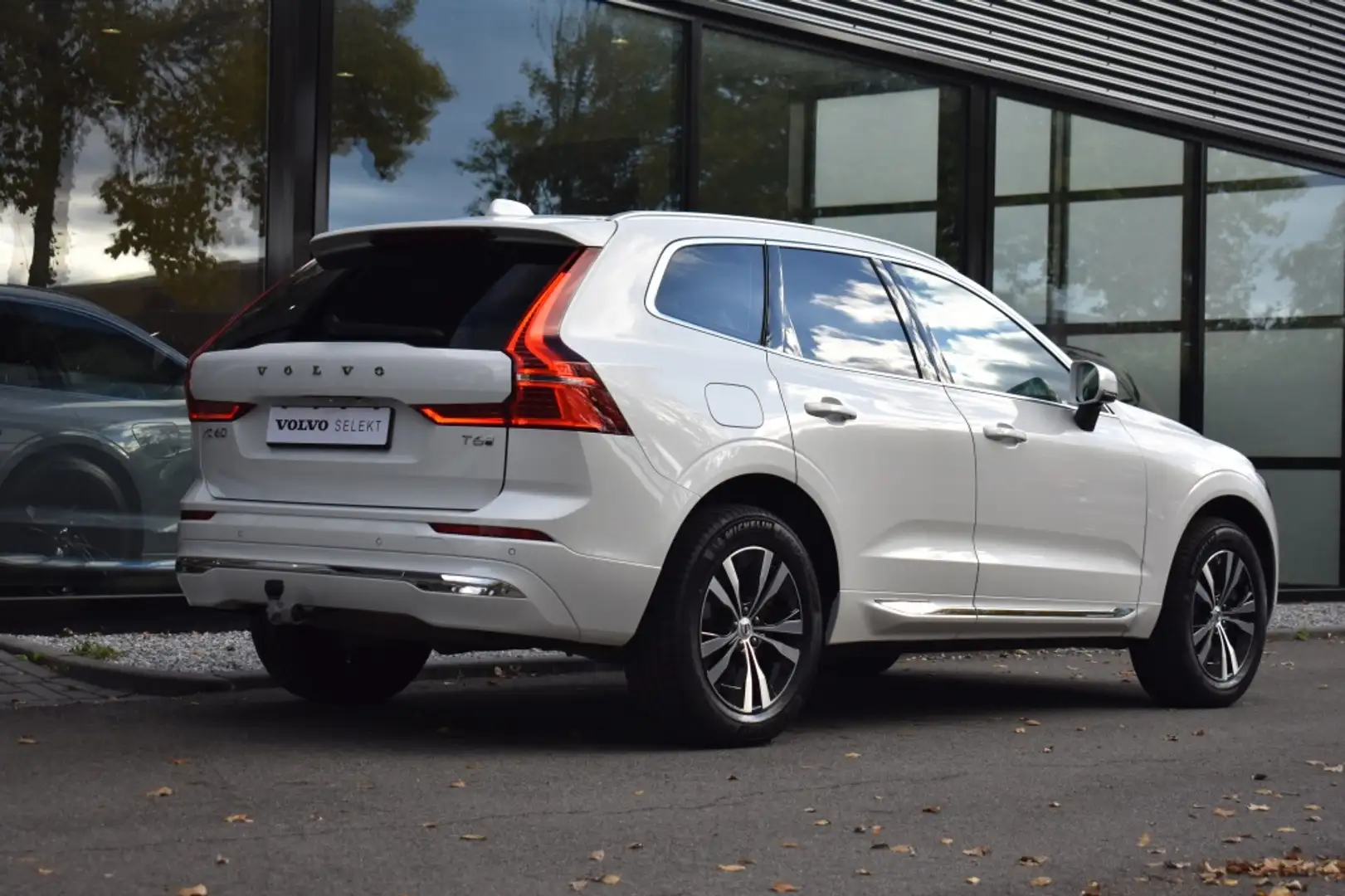 Volvo XC60 T6 350pk AWD Core Bright | Lighting | Climate | Tr Wit - 2