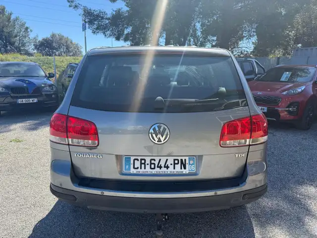 Volkswagen Touareg view 4