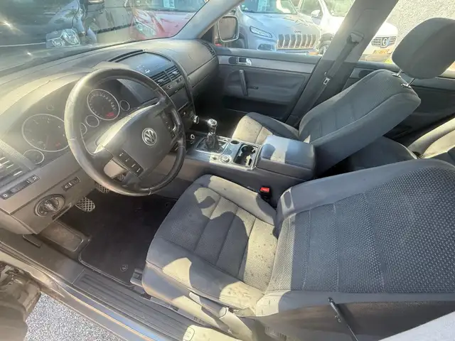 Volkswagen Touareg view 8