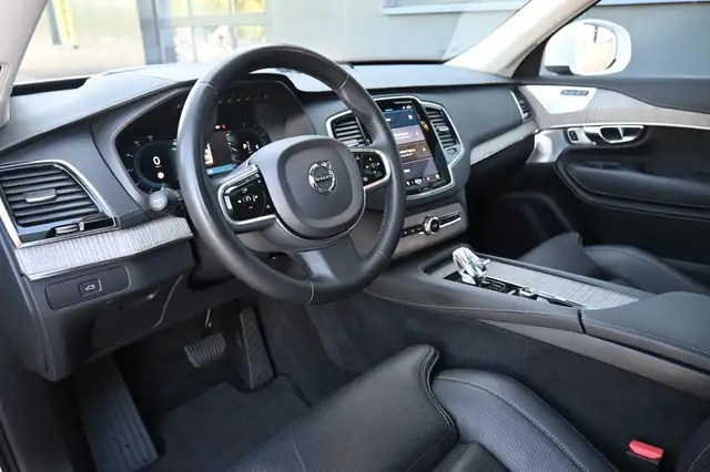 Volvo XC90 view 9
