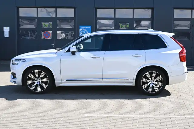 Volvo XC90 view 2
