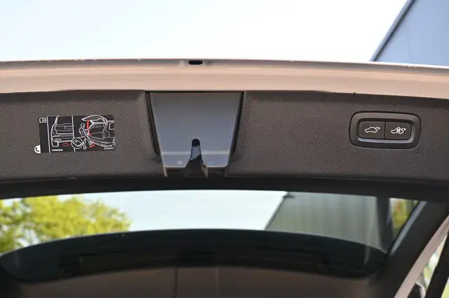 Volvo XC90 view 8