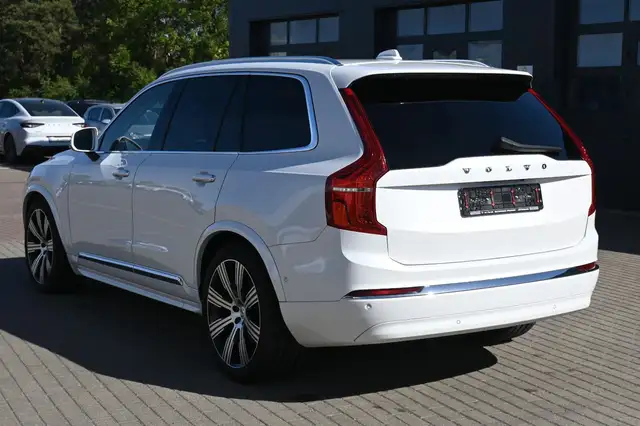 Volvo XC90 view 3