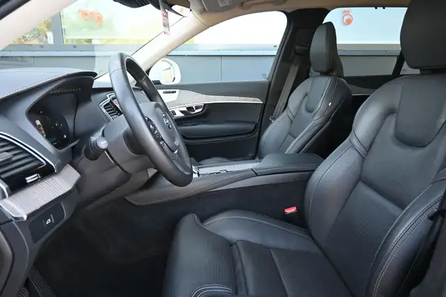 Volvo XC90 view 11