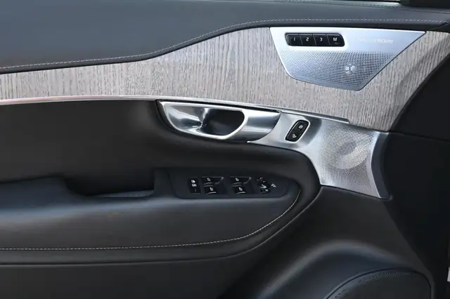 Volvo XC90 view 10