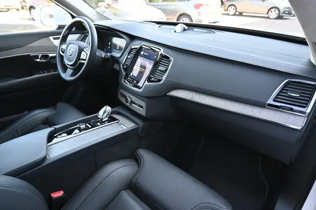 Volvo XC90 view 13