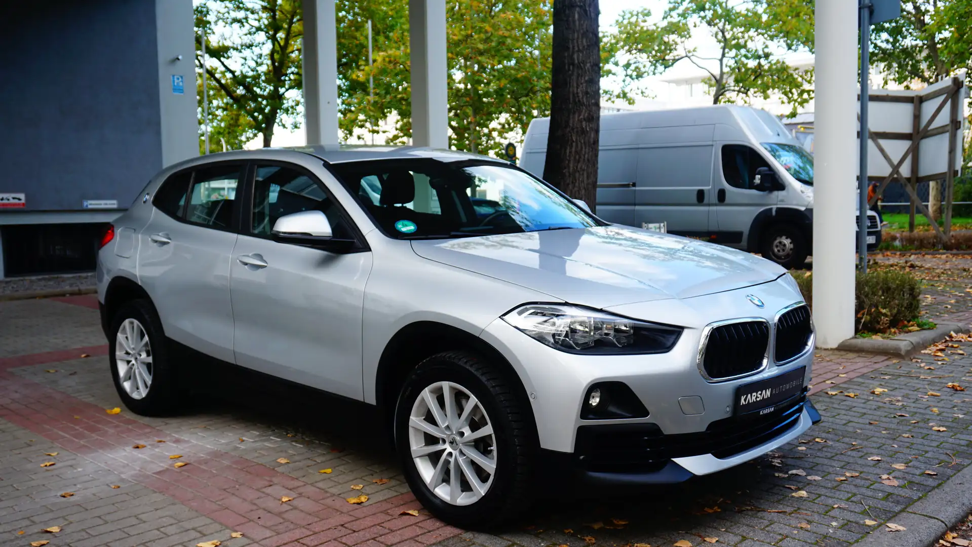BMW X2 sDrive 20 i Advantage/NAVI/R.KAMERA/XENO/PDC/ Gris - 2