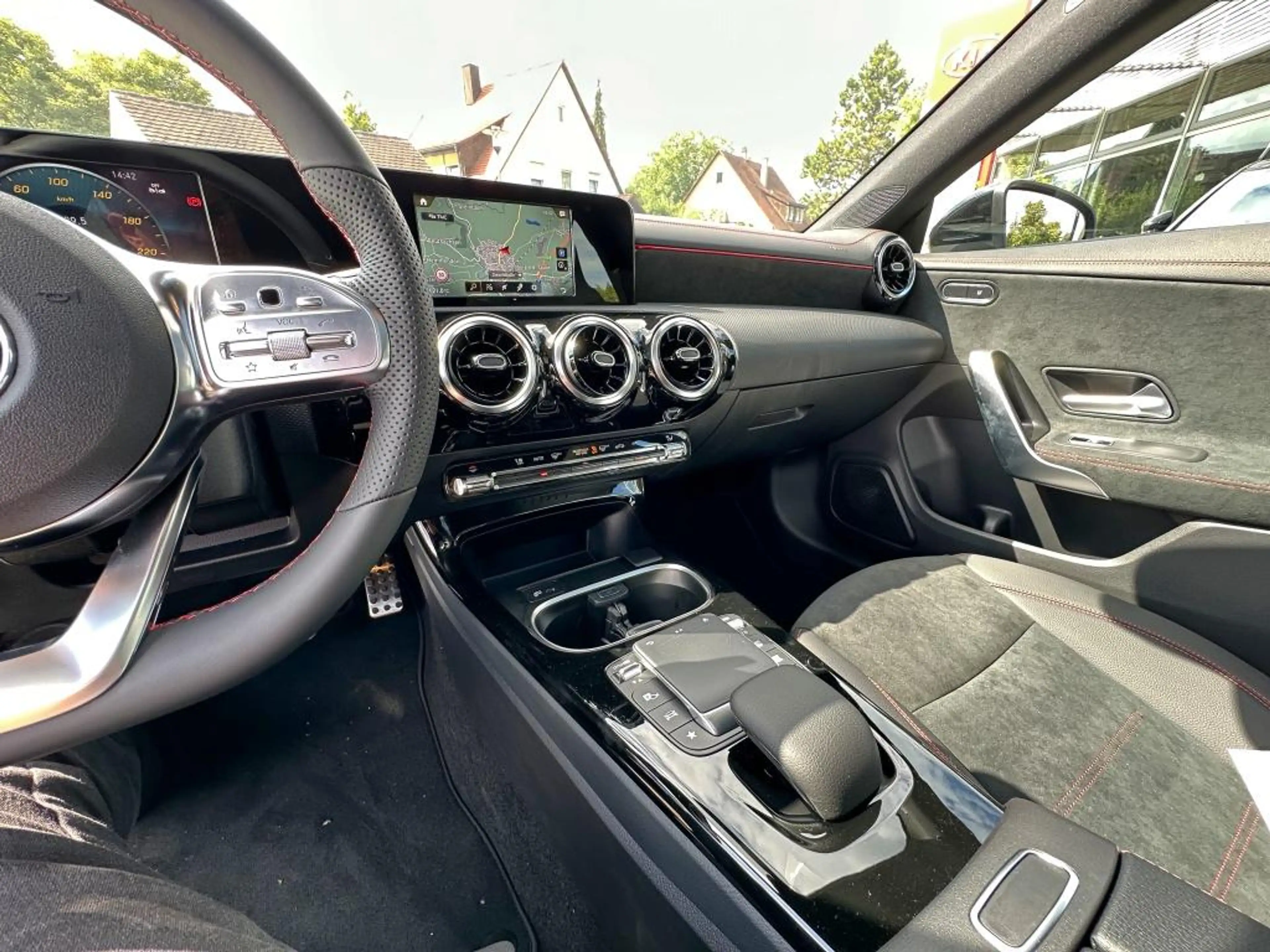 Mercedes-Benz CLA 200 Shooting Brake AMG PanoD AHK NaviPlus — photo 11