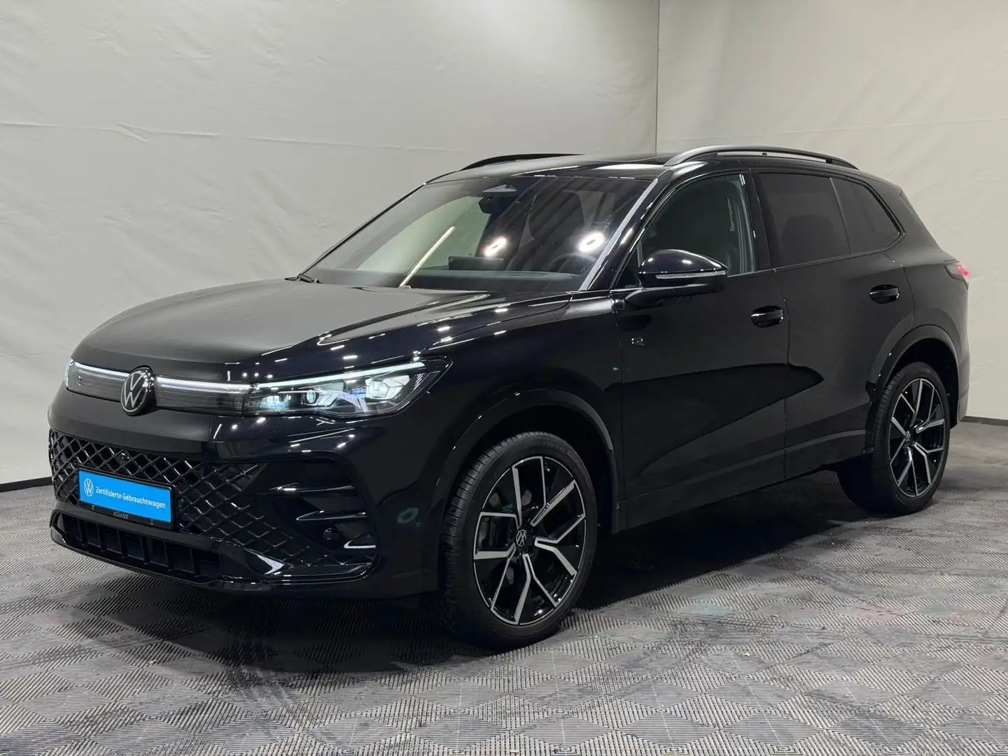 Volkswagen Tiguan R-Line 2.0 TDI DSG 4M | MATRIX NAVI PANO Schwarz - 2