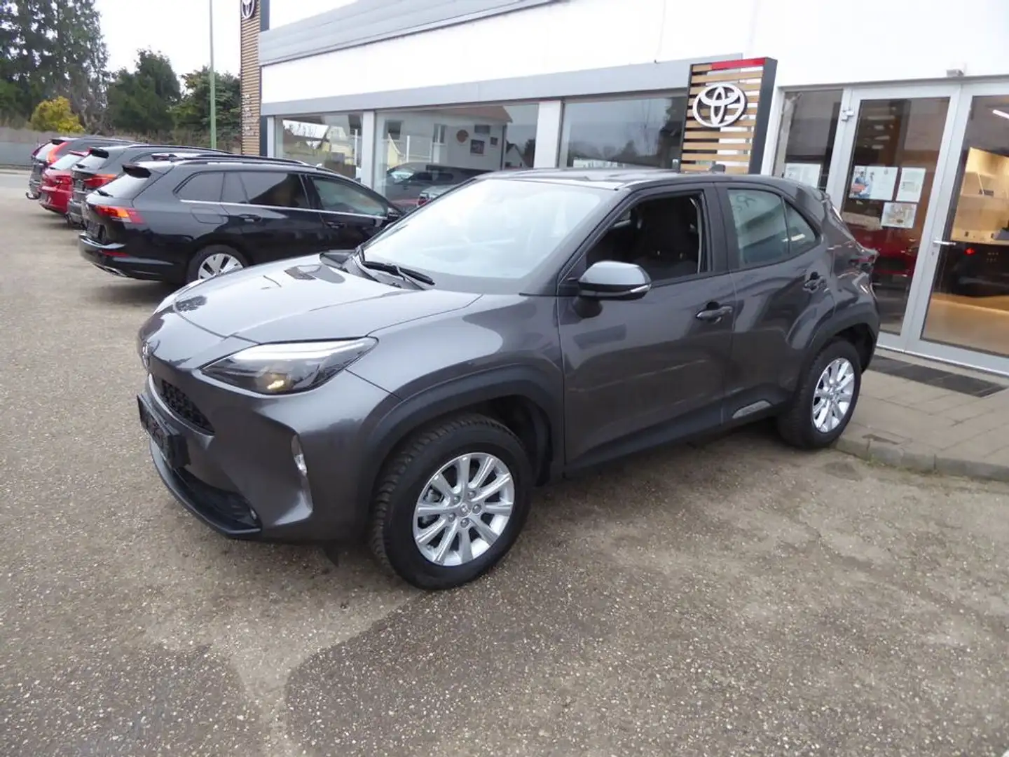Toyota Yaris Cross 1,5 VVT-i Hybrid Active Aut. Grau - 2