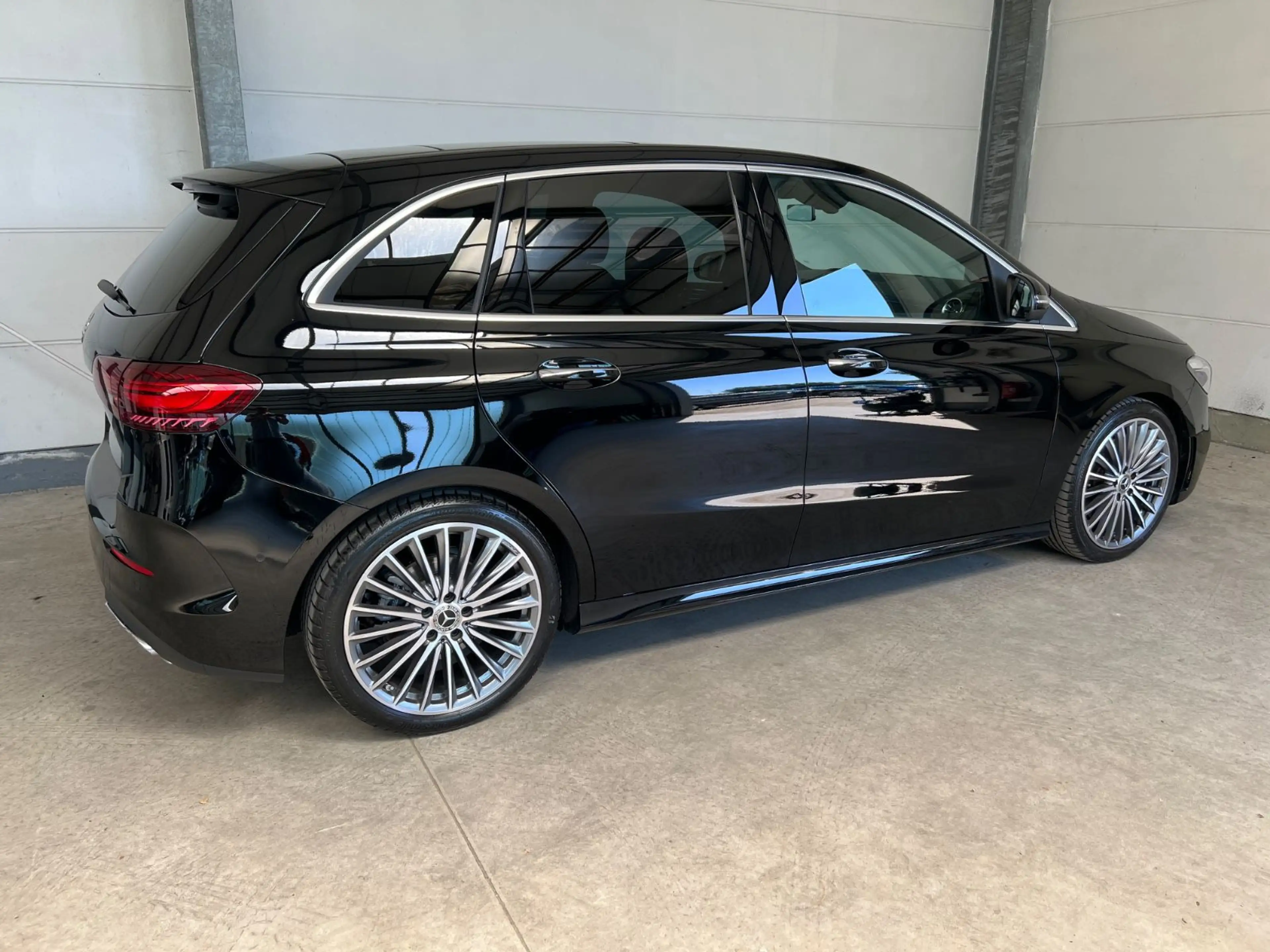 Mercedes-Benz B 220 B220d Aut. AMG-Line Premium Plus+AHK+MBUX+Vollau — photo 38