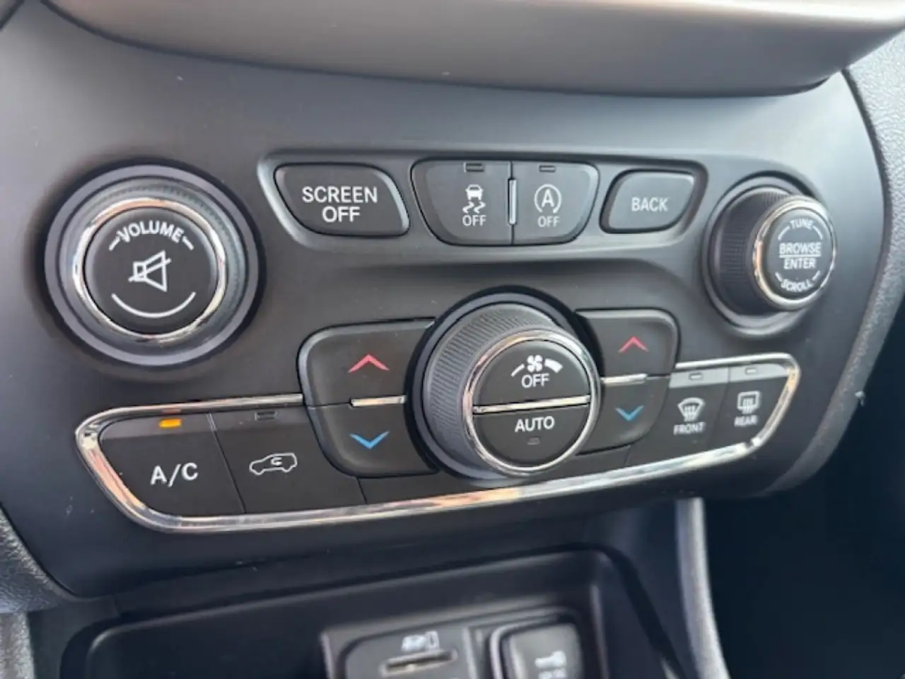 Jeep Cherokee снимка Jeep Cherokee