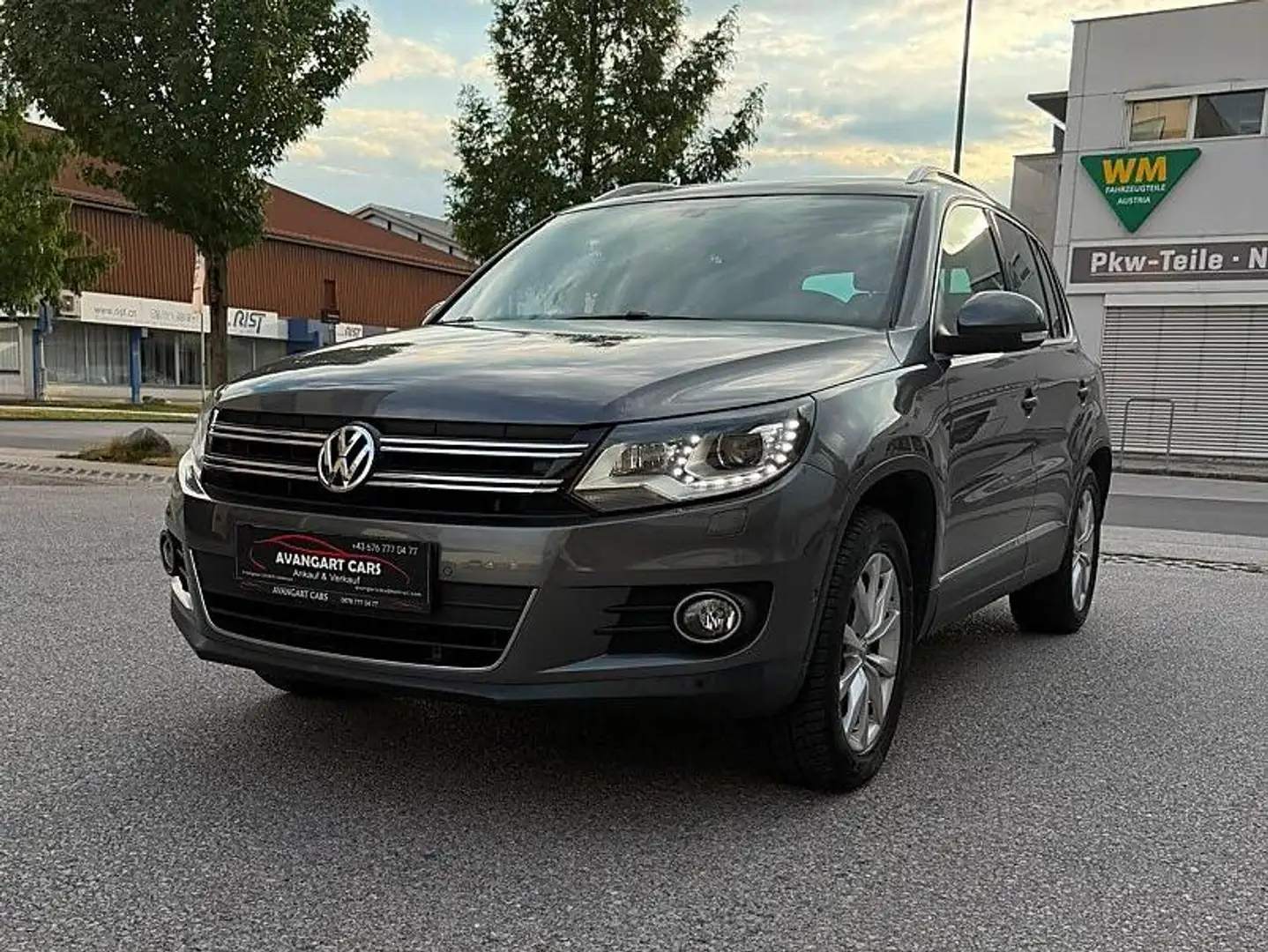 Volkswagen Tiguan 4Motion Sky DPF DSG Grau - 2