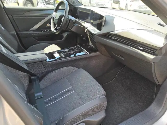 Opel Astra view 3