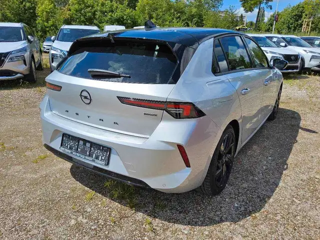 Opel Astra view 5