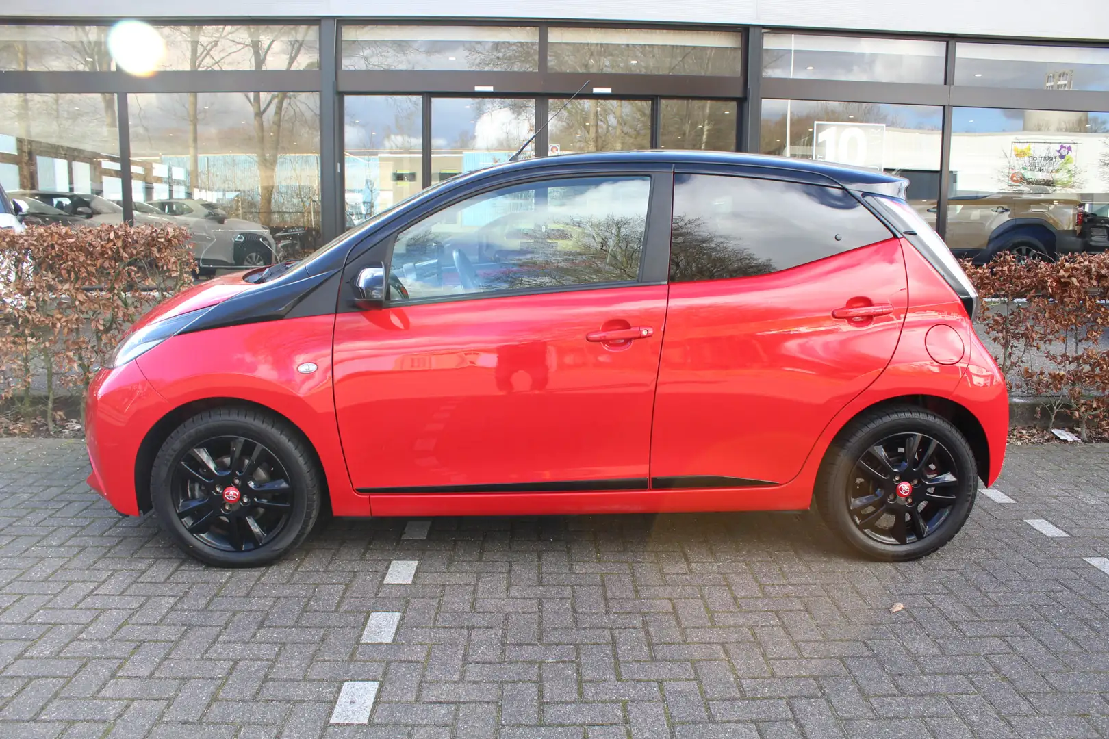 Toyota Aygo 1.0 VVT-i X-cite Bi-tone | Rijklaar | Airco | Came Rood - 2