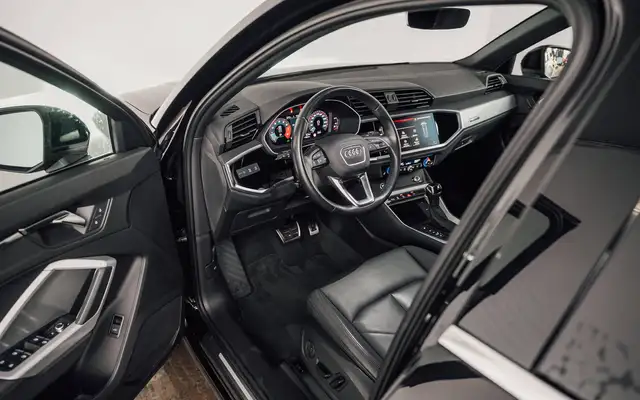 Audi Q3 view 15