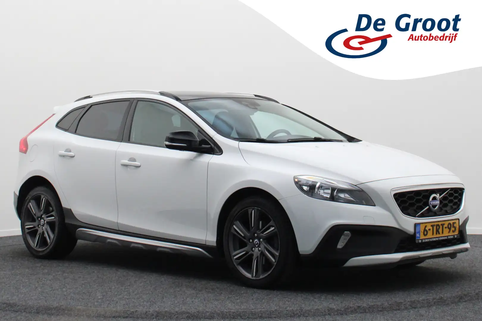 Volvo V40 Cross Country 1.6 T4 Momentum Panoramadak, Navigatie, Climate, C Wit - 1