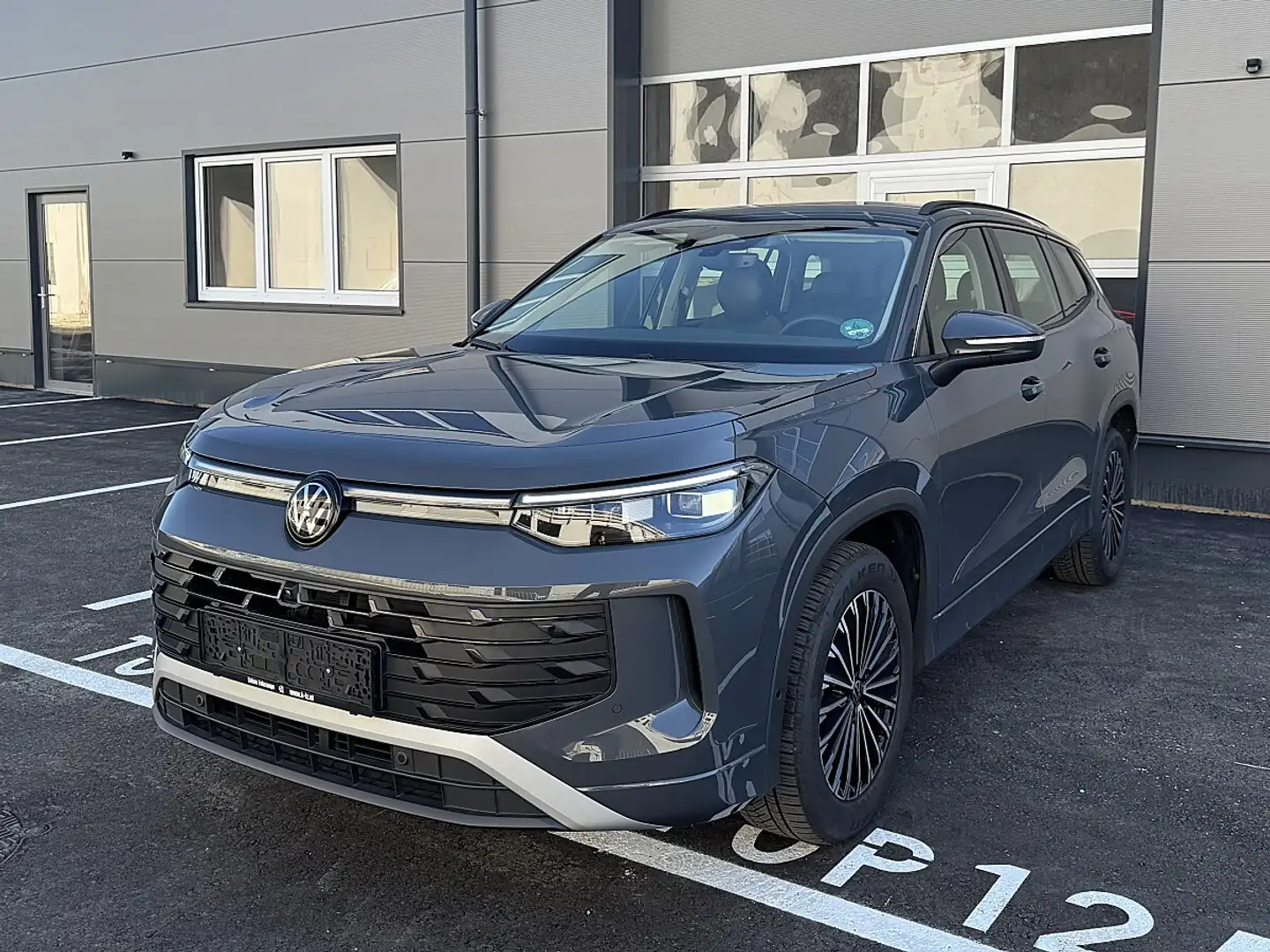 Volkswagen Tayron 1,5 eTSI DSG * AHK * 7 SITZE * 360° Kamera Grau - 2