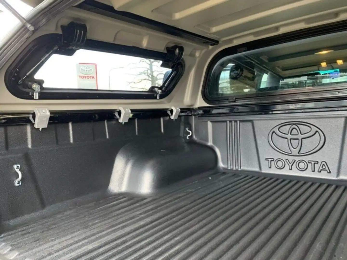 Toyota Hilux 4x4 Single Cab - 2