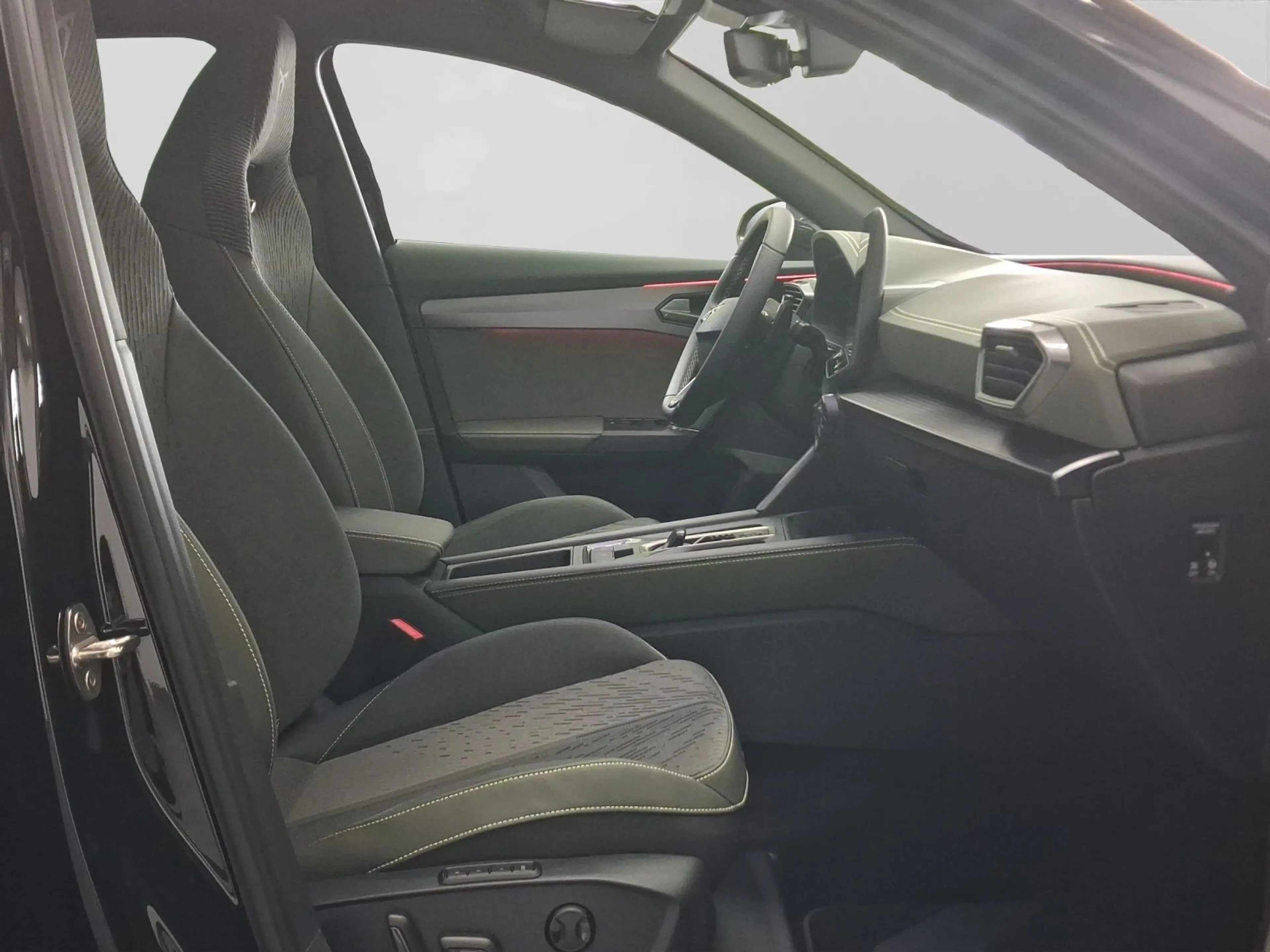 CUPRA Formentor 1.5 eTSI DSG TRIBE EDITION LM19 AHK KA — photo 4