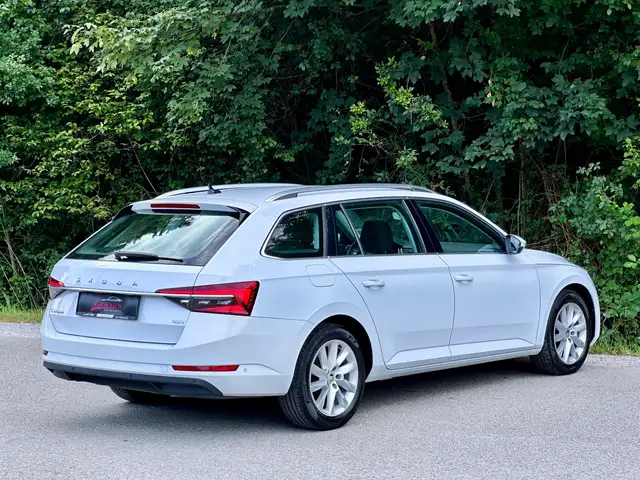 Skoda Superb view 5