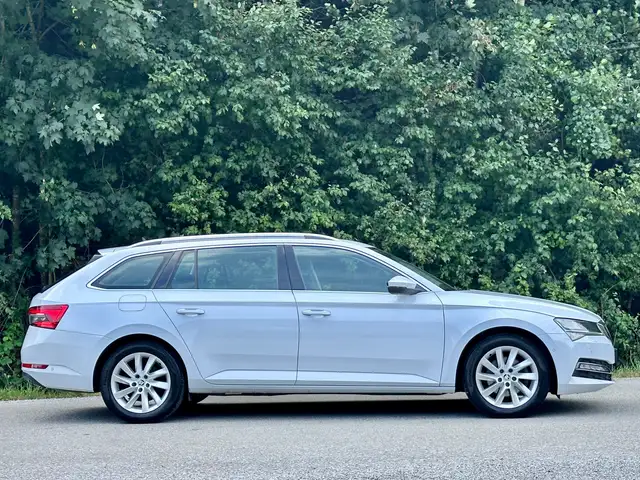 Skoda Superb view 3