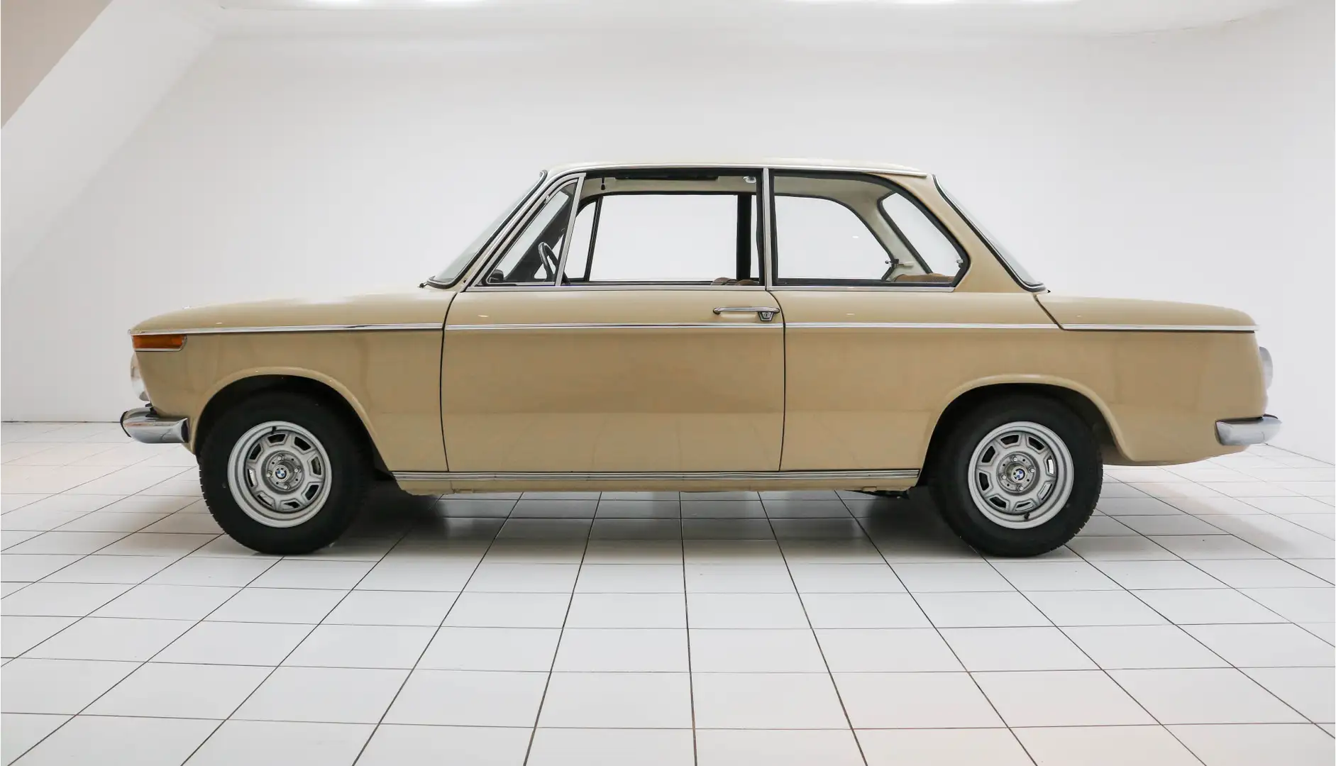BMW 2002 Early model * Manual * Fully Restored * Un-finishe Alb - 2