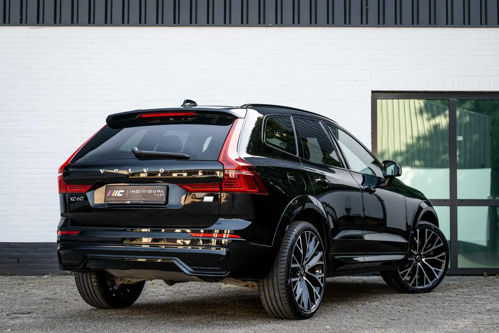 Volvo XC60 2.0 T6 AWD R-Design 398pk LONG RANGE Nappa Leder Zwart - 2