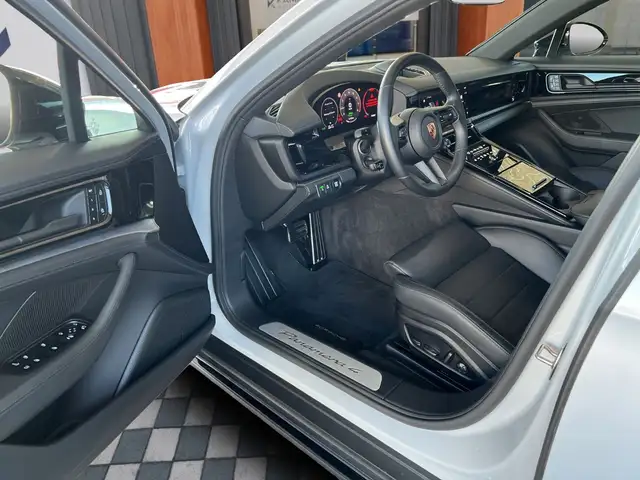 Porsche Panamera view 4