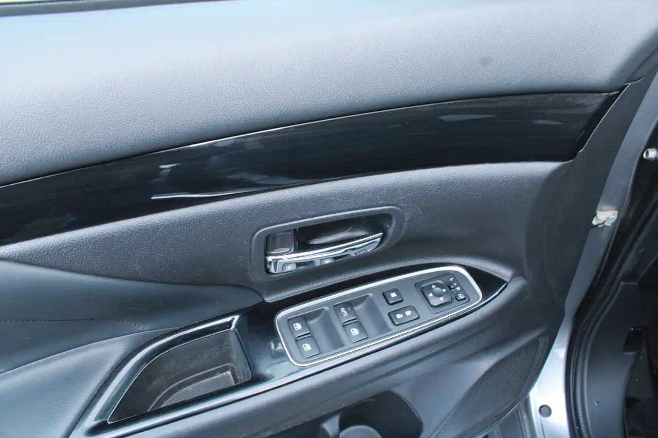 Mitsubishi Outlander снимка Mitsubishi Outlander