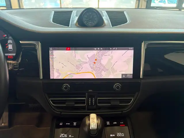 Porsche Macan view 11