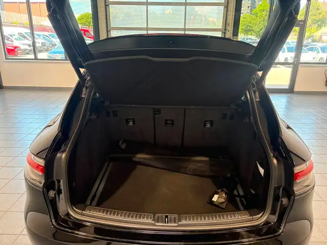 Porsche Macan view 6