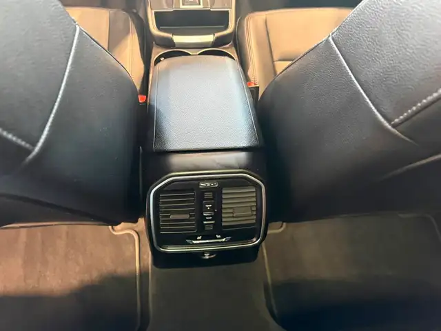 Porsche Macan view 13