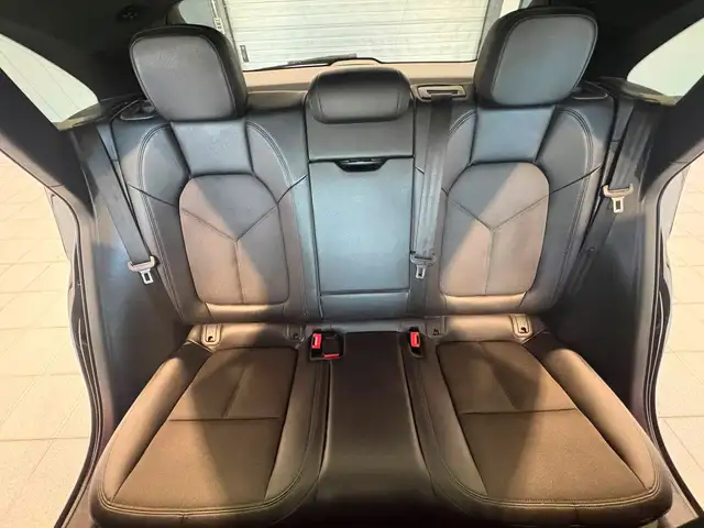 Porsche Macan view 14