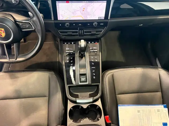 Porsche Macan view 12