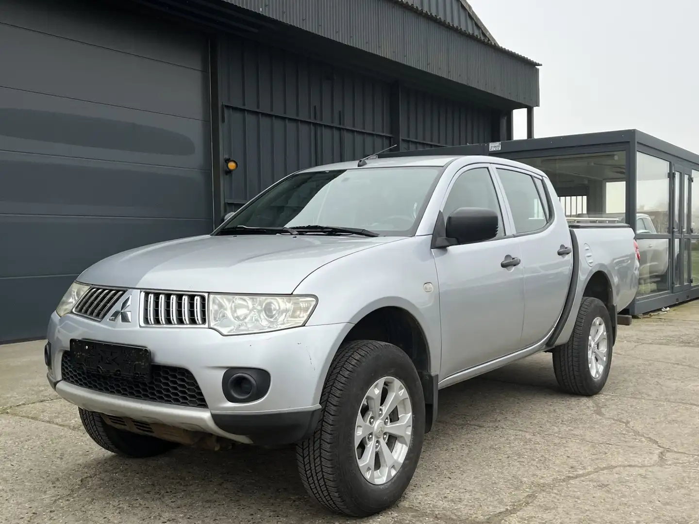 Mitsubishi L200 2.5 TD 136 DBLE CAB INVITE Zilver - 2